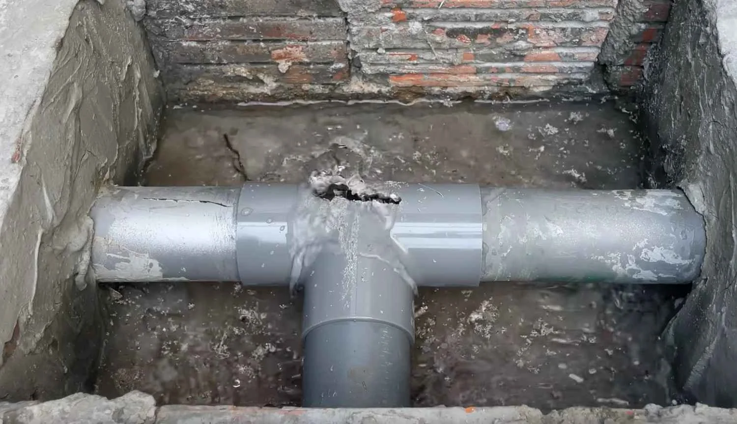 Emergency plumbing response for sudden pipe leaks in Covington LA